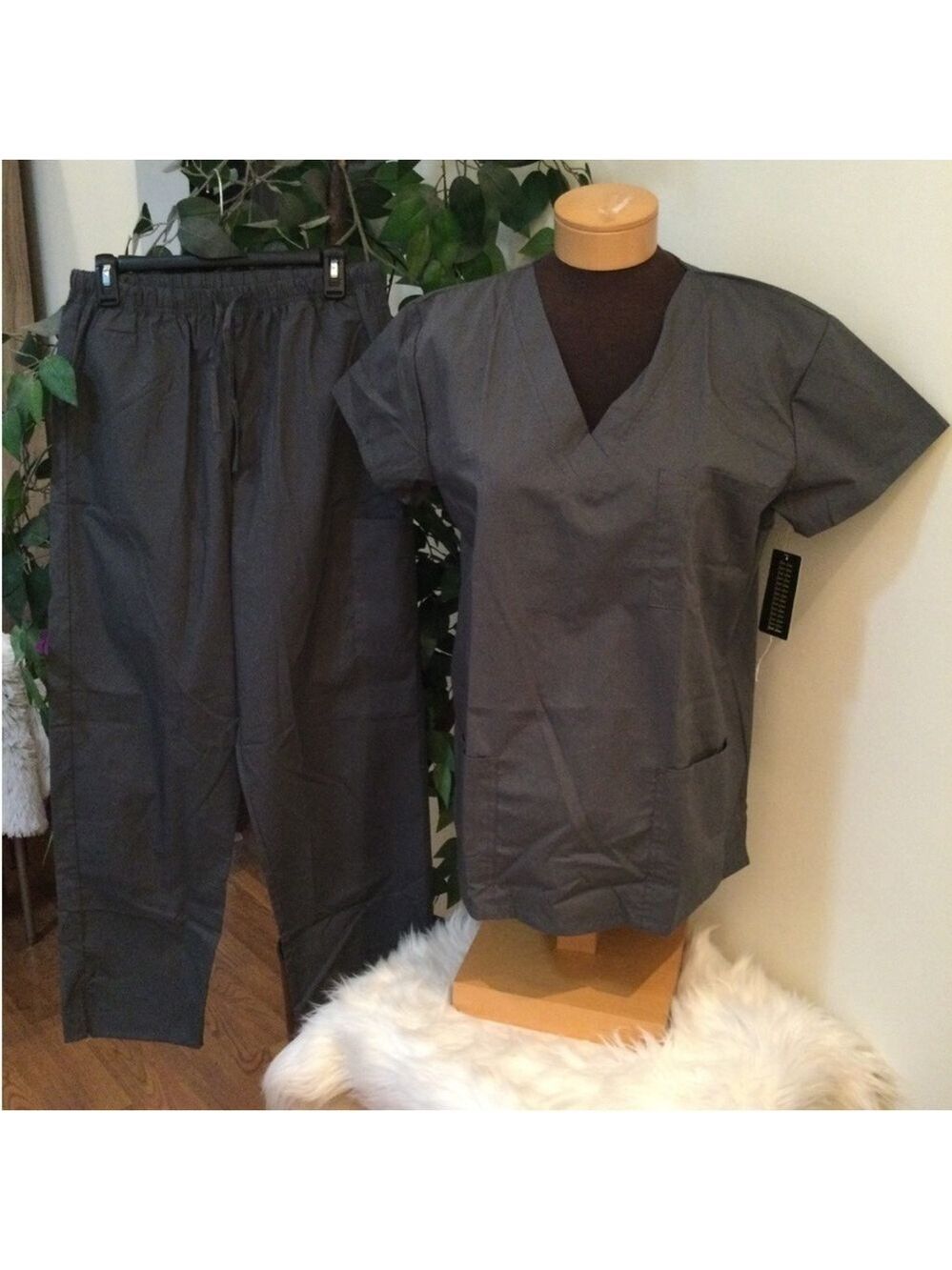 Just Love Woman’s Large scrubs set top and pants are in steel gray NWT
